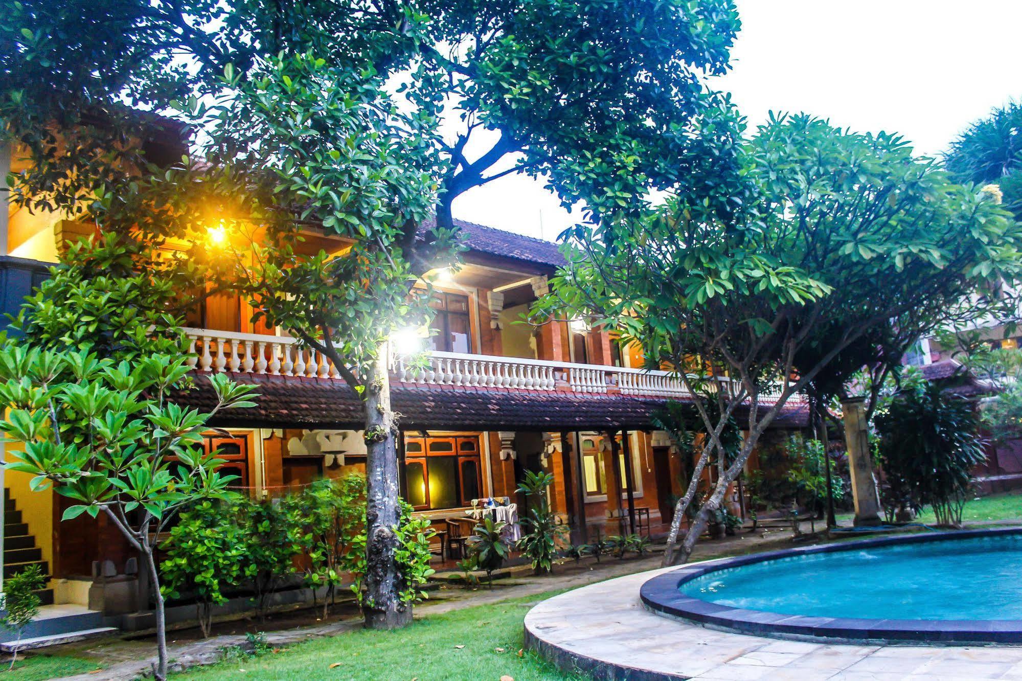 Budhi Beach Inn Kuta Lombok Buitenkant foto